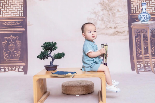 肇庆宝宝边吃奶边挣扎烦躁